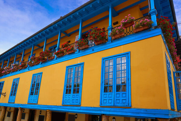 Красочные фасады Овьедо в Астурии
