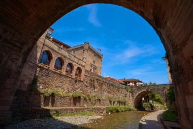 Potes nehir Quiviesa Deva bir Cantabria İspanya Köyü