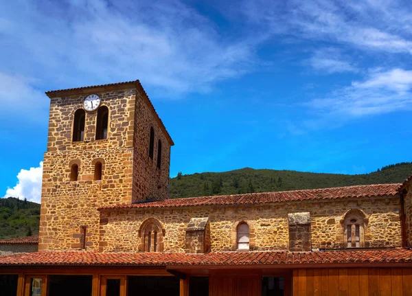 导游要在西班牙坎塔布利亚的古圣教堂 — 图库照片