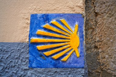 Camino de Santiago işaret yolu Saint James Ribadesella Asturias, İspanya