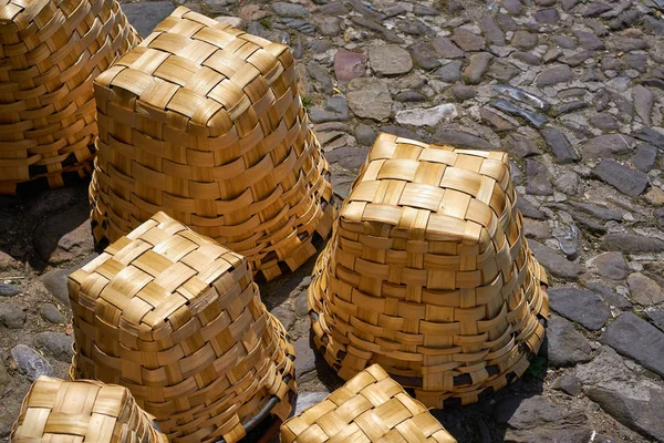 导游要传统篮子在西班牙的坎塔布利亚 — 图库照片