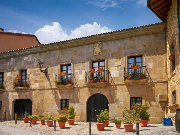 Potes Fachadas Aldeia Cantábria Espanha — Fotografia de Stock