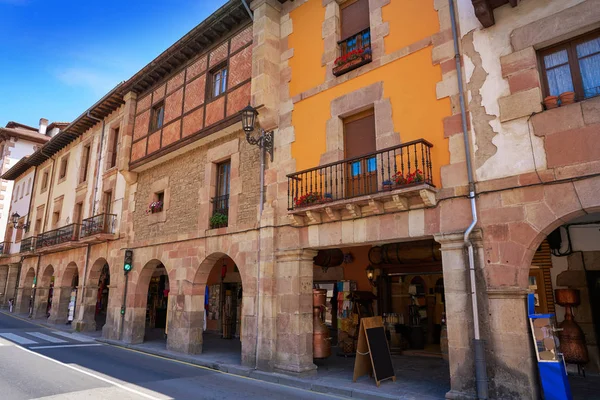 导游要村庄拱廊门面在西班牙的坎塔布利亚 — 图库照片
