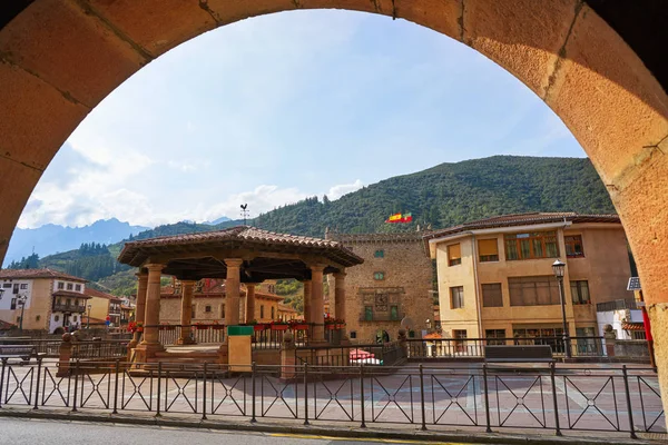 Rotonda Del Pueblo Potes Cantabria — Foto de Stock