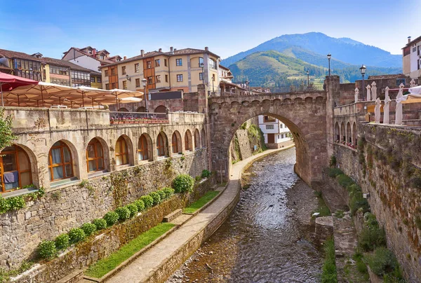 Potes Rio Quiviesa Deva Cantábria Aldeia Espanha — Fotografia de Stock