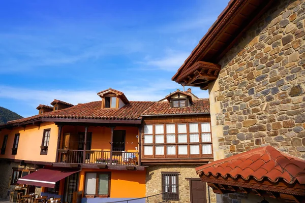 Potes Fachadas Aldeia Cantábria Espanha — Fotografia de Stock