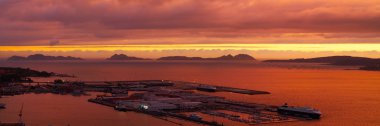 Vigo manzarası ve bağlantı noktası günbatımı İspanya Galiçya