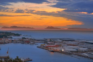 Vigo manzarası ve bağlantı noktası günbatımı İspanya Galiçya