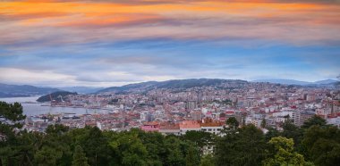 Vigo manzarası ve bağlantı noktası günbatımı İspanya Galiçya