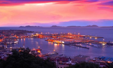 Vigo manzarası ve bağlantı noktası günbatımı İspanya Galiçya