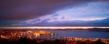 Vigo manzarası ve bağlantı noktası günbatımı İspanya Galiçya