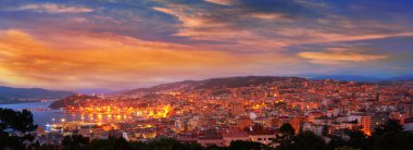 Vigo manzarası ve bağlantı noktası günbatımı İspanya Galiçya