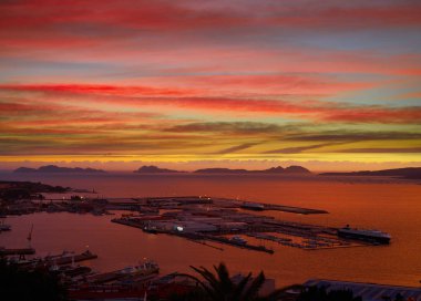 Vigo manzarası ve bağlantı noktası günbatımı İspanya Galiçya