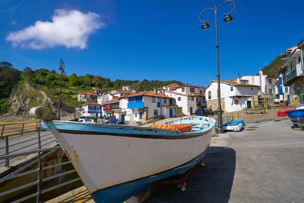 Tazones 村のファサードとスペインのアストゥリアスのボート — ストック写真