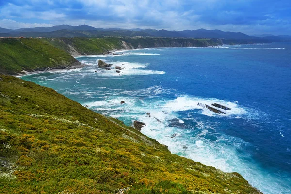 可视洽谈海角在 Cudillero Ovinana 在阿斯图里亚斯西班牙 — 图库照片