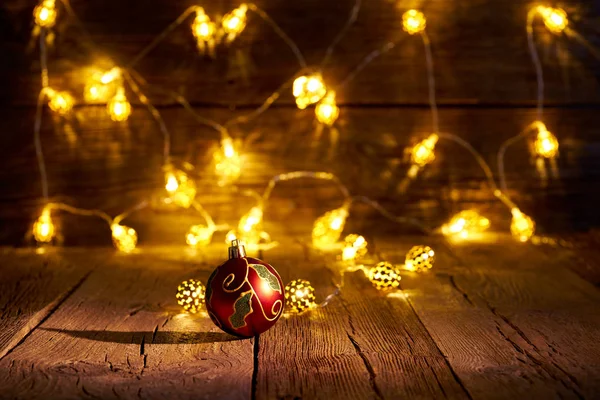 Natal Bauble Vermelho Com Luzes Fundo — Fotografia de Stock