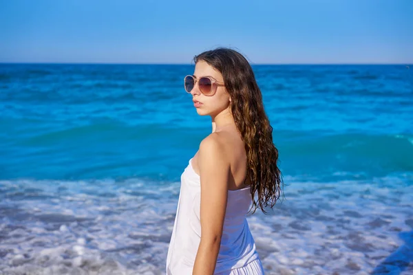 Chica Playa Orilla Del Mar Con Vestido Blanco Verano — Foto de Stock