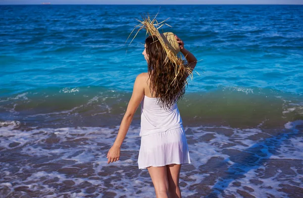 Kız Plaj Şapka Deniz Kıyısında Profil Görünümünde Yazlık Beyaz Elbise — Stok fotoğraf