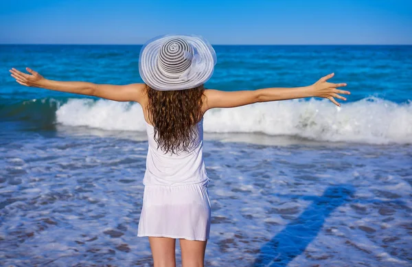 Dziewczyny Plaży Kapelusz Otwartymi Ramionami Morze Lato Białej Sukni — Zdjęcie stockowe