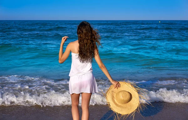 海滩帽子在海与夏天白色礼服的女孩 — 图库照片