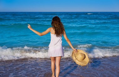 Deniz yaz beyaz ile plaj şapkalı kız Giydir