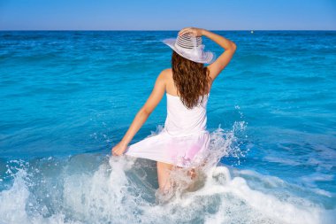 Plaj deniz kıyı ile kız veda partisi dalgalar ve yaz beyaz elbise