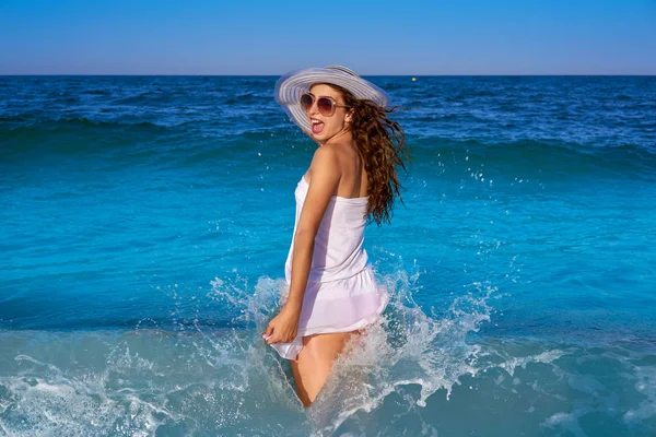 Chica Playa Orilla Del Mar Con Olas Salpicaduras Vestido Blanco — Foto de Stock