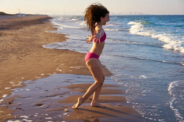 Menina Biquíni Correndo Para Praia Água Costa Mar Mediterrâneo — Fotografia de Stock