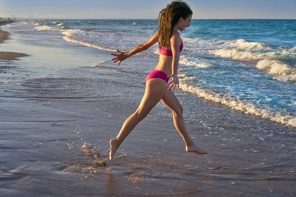 Menina Biquíni Correndo Para Praia Água Costa Mar Mediterrâneo — Fotografia de Stock