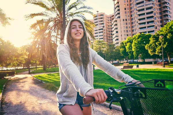 Morena Menina Andar Bicicleta Parque Com Camisola Com Capuz — Fotografia de Stock