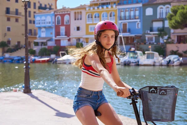 女孩乘坐折叠式电动自行车在地中海码头港口电动车 — 图库照片