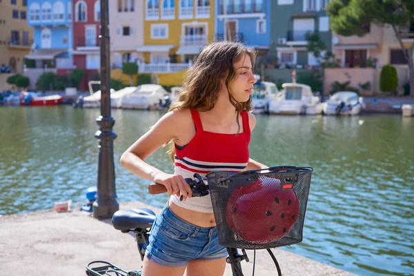 Kız Bir Akdeniz Liman Ebike Bir Katlanabilir Bisiklet Sürme — Stok fotoğraf