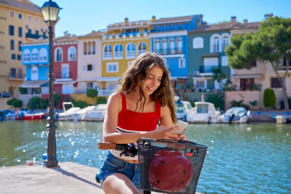 Kız Bir Akdeniz Marina Port Ebike Bir Katlanabilir Bisiklet Sürme — Stok fotoğraf