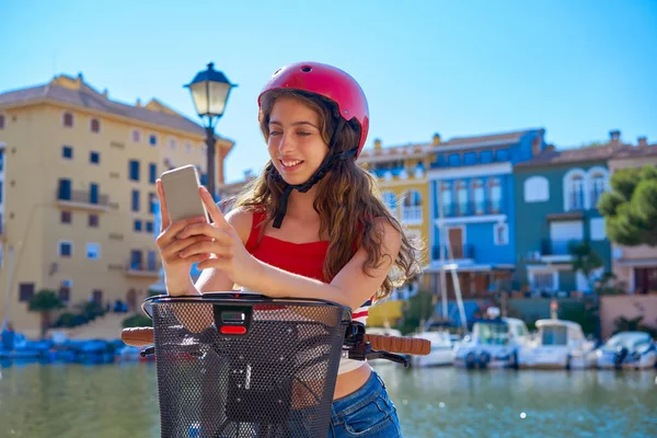 Kız Bir Akdeniz Marina Port Ebike Bir Katlanabilir Bisiklet Sürme — Stok fotoğraf