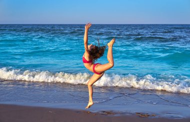 yaz plaj mavi sahilinde akrobatik cimnastik bikini kız