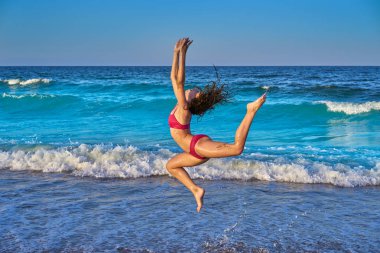 yaz plaj mavi sahilinde akrobatik cimnastik bikini kız