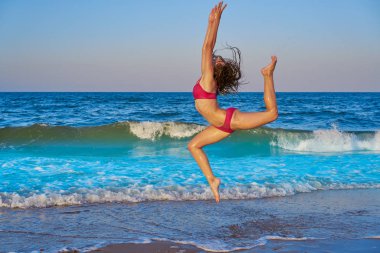 yaz plaj mavi sahilinde akrobatik cimnastik bikini kız