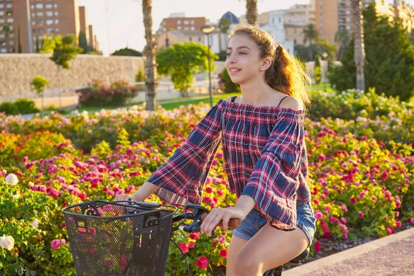 Adolescente Menina Andar Bicicleta Uma Cidade Flores Parque Feliz — Fotografia de Stock