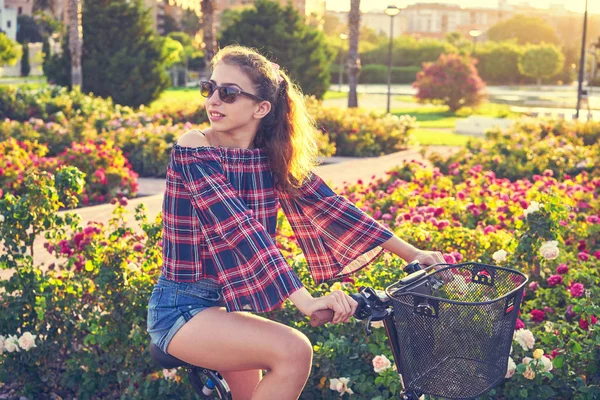 Έφηβος Κορίτσι Ιππασία Ποδήλατο Ένα Πάρκο Της Πόλης Λουλούδια Ευτυχισμένη — Φωτογραφία Αρχείου