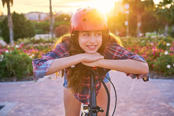 Retrato Menina Bicicleta Com Capacete Sorrindo Feliz Parque Flores Livre — Fotografia de Stock