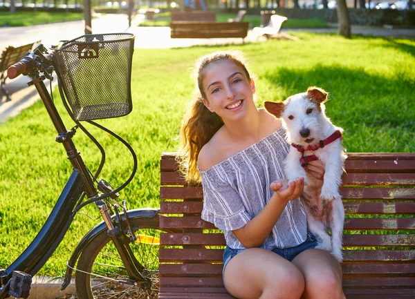 Flicka Med Hund Sitter Parkbänk Med Turf Gräs Bakgrund Utomhus — Stockfoto