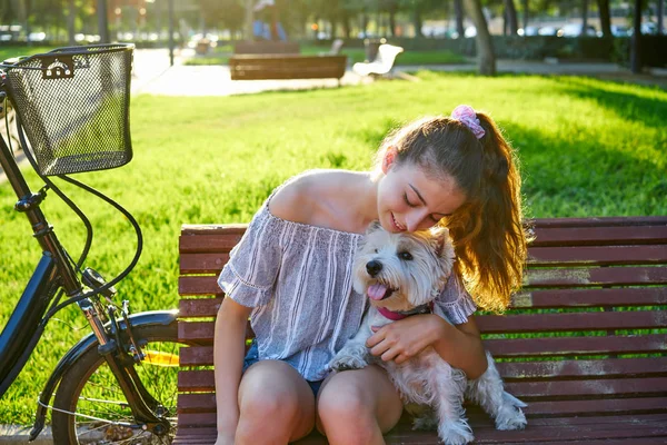 Flicka Med Hund Sitter Parkbänk Med Turf Gräs Bakgrund Utomhus — Stockfoto