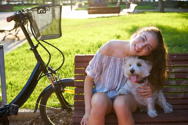 Mädchen Mit Hund Sitzt Auf Einer Parkbank Mit Rasenhintergrund Freien — Stockfoto