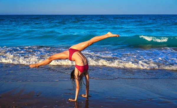 Yaz Plaj Mavi Sahilinde Akrobatik Cimnastik Bikini Kız — Stok fotoğraf