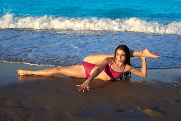Ακροβατική Γυμναστική Κορίτσι Μπικίνι Μια Παραλία Γαλάζια Ακτή Καλοκαίρι — Φωτογραφία Αρχείου