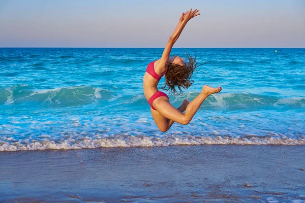 Akrobatisk Gymnastik Bikini Flicka Stranden Blå Stranden Sommaren — Stockfoto