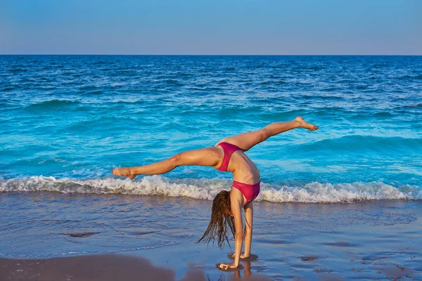 Acrobatique Gymnastique Bikini Fille Dans Une Plage Bleu Rivage Été — Photo