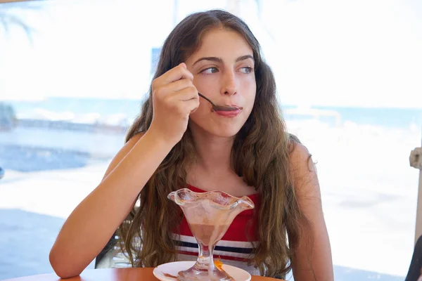Brunette Adolescent Fille Manger Crème Glacée Chocolat Avec Cuillère — Photo