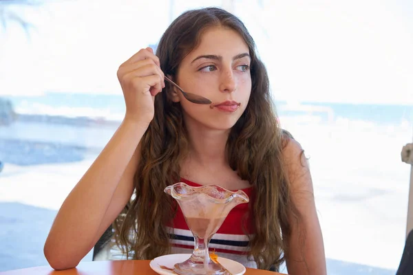 Μελαχρινή Έφηβος Κορίτσι Τρώει Παγωτό Σοκολάτα Κουτάλι — Φωτογραφία Αρχείου
