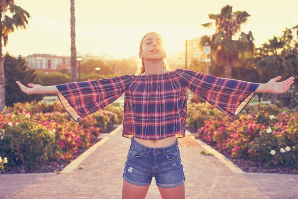 Chica Brazos Abiertos Feliz Parque Flores Otudoor —  Fotos de Stock